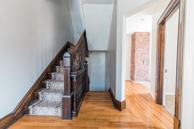 Building Photo - AVAILABLE AUGUST 2026 - Unique 3 Bedroom + den w/ Central AC in the South Side Slopes!