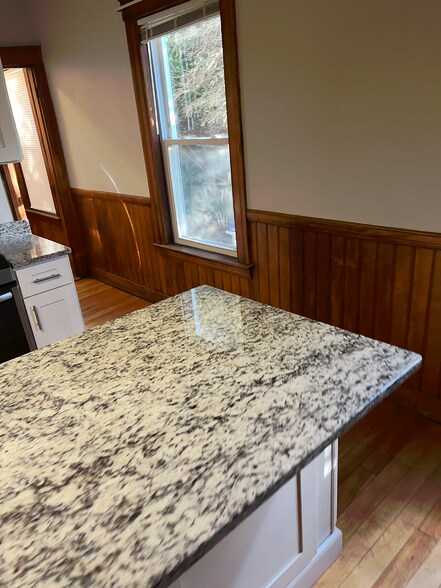 Building Photo - 77 Sterling St