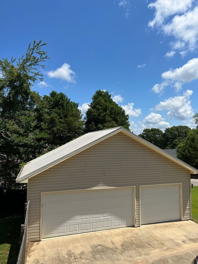 Building Photo - 107 Kingswood Dr