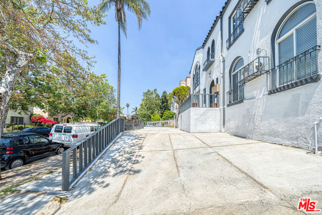 Building Photo - 132 S Kenmore Ave