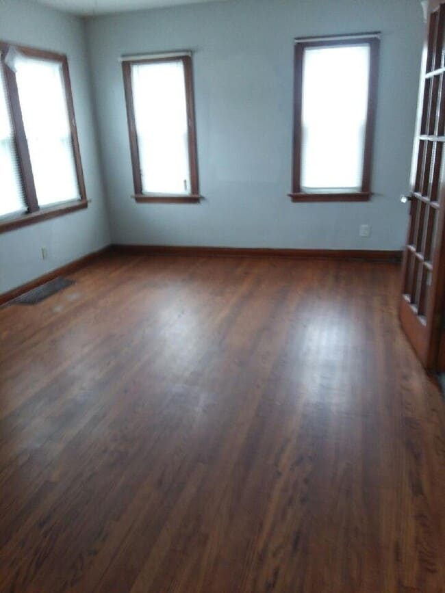 Building Photo - 2 bedroom home
