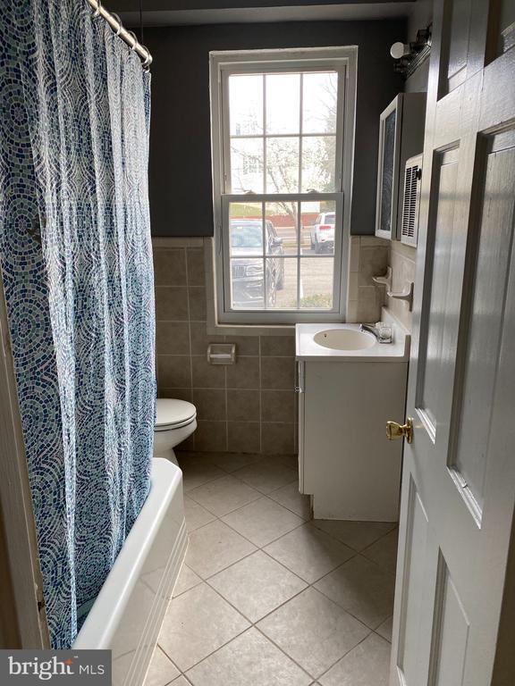 Building Photo - 203 E Glebe Rd