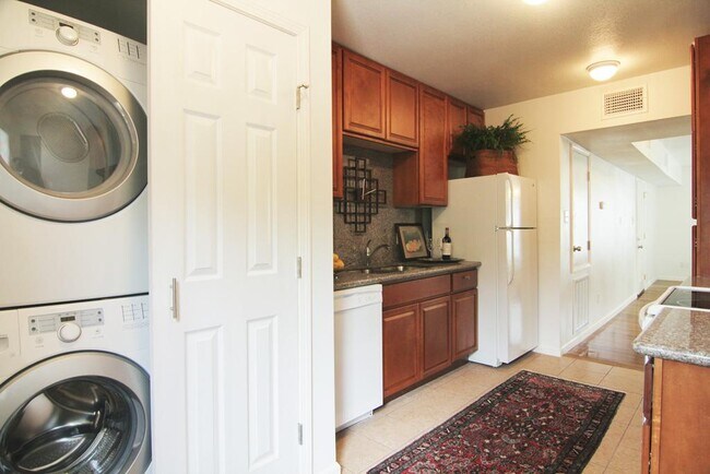 Building Photo - 6832 Bellgreen Dr