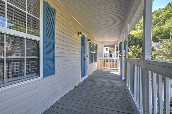 Building Photo - 105 St James Pl