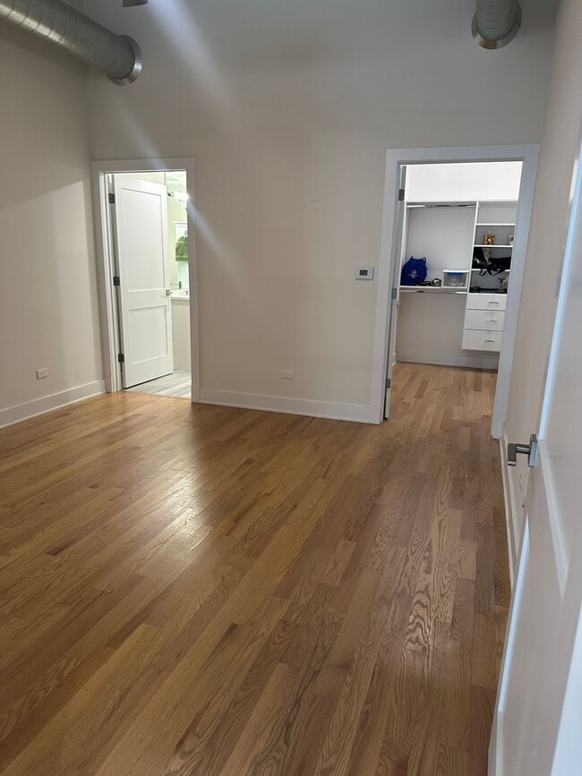 Building Photo - Beautiful 3 Bed 2 Bath Duplex unit in Heart of Lincoln Square