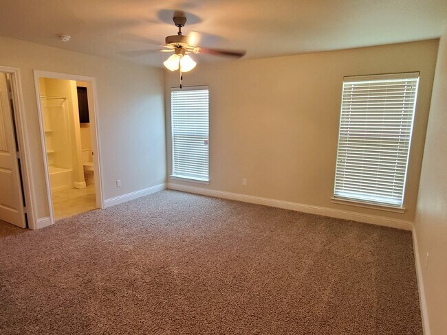 Building Photo - 710 E 94th St