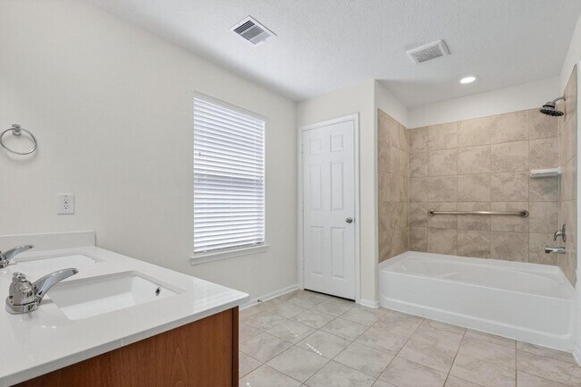 Building Photo - 3322 Nila Crk Dr