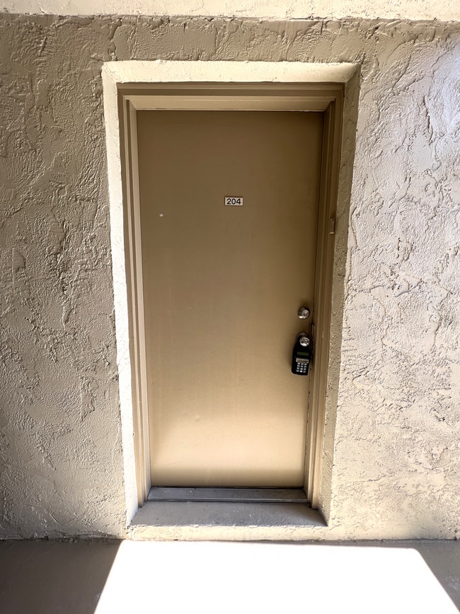 Building Photo - 2BD/2BA Condo in West Palm Beach!!