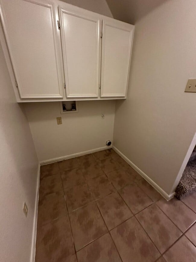 Building Photo - D.Schrager Properties3 (7213 Oak Meadow Dr)