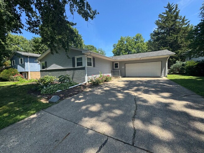 Building Photo - The Good Life — Over 2,200 Sq Ft with Finished Basement & Sunroom