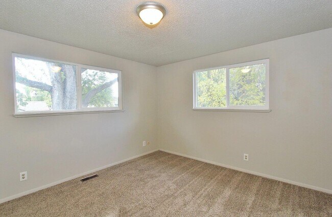 Building Photo - Spacious Home in Quiet Neighborhood