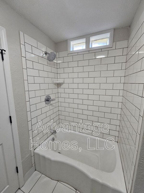 Building Photo - 4619 Bell St