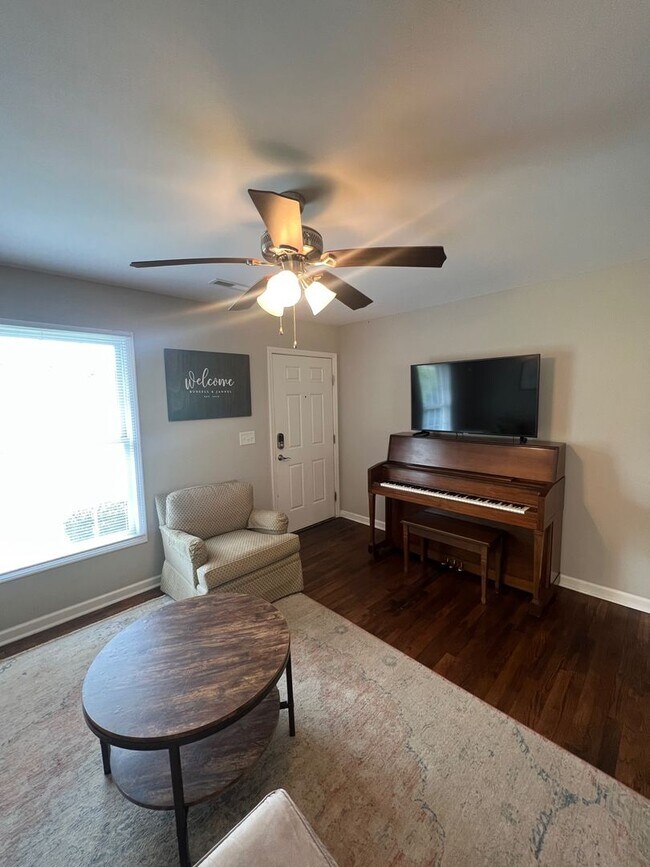 Building Photo - 3 bedroom/1 bathroom home in Central, SC