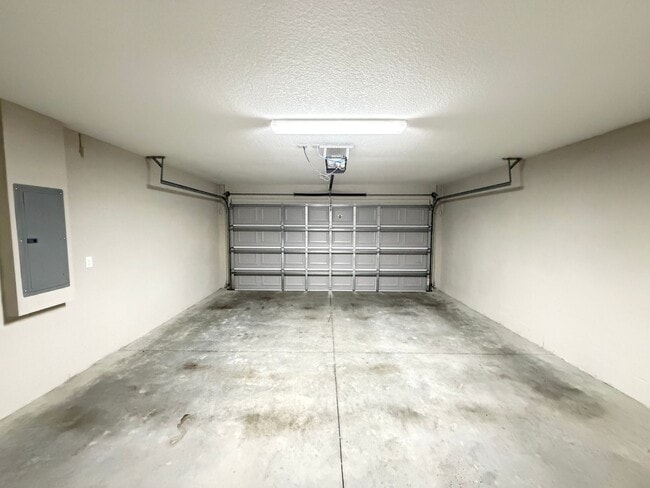 Building Photo - Spacious 3BR Home in Ocala | No HOA + Pet Friendly