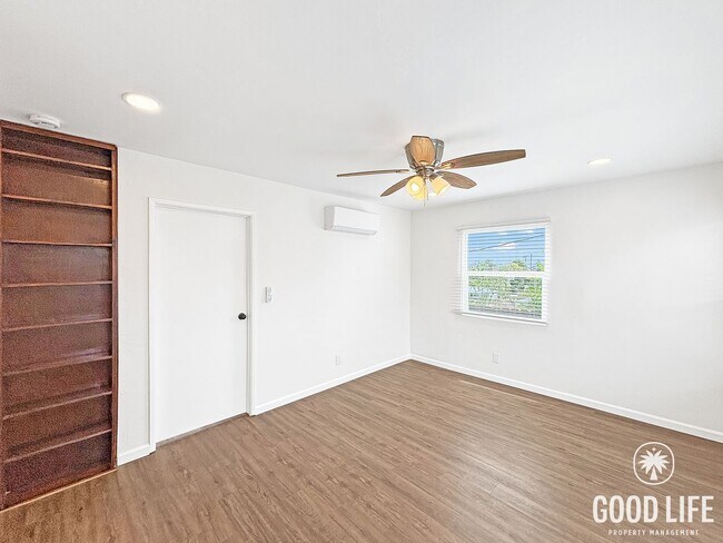 Building Photo - Charming 2BD/1BA South Park Unit with New Turf Yard & In unit laundry