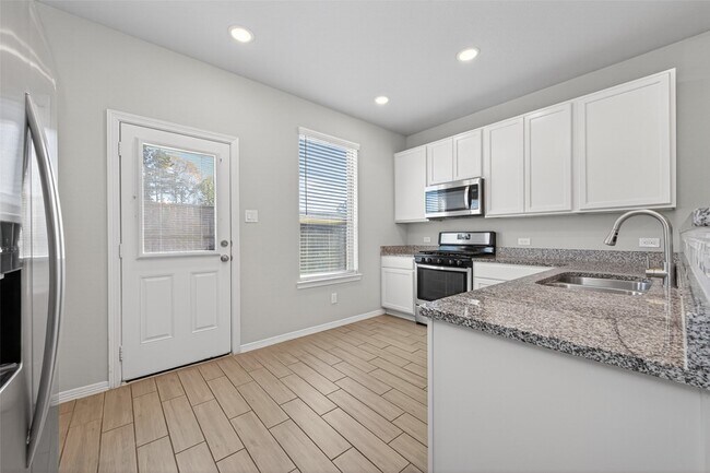 Building Photo - 25527 Valverdant Ct