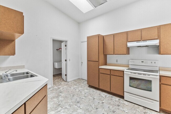 Building Photo - Annual ** 4 Bed / 3 Bath Single Family Hom...