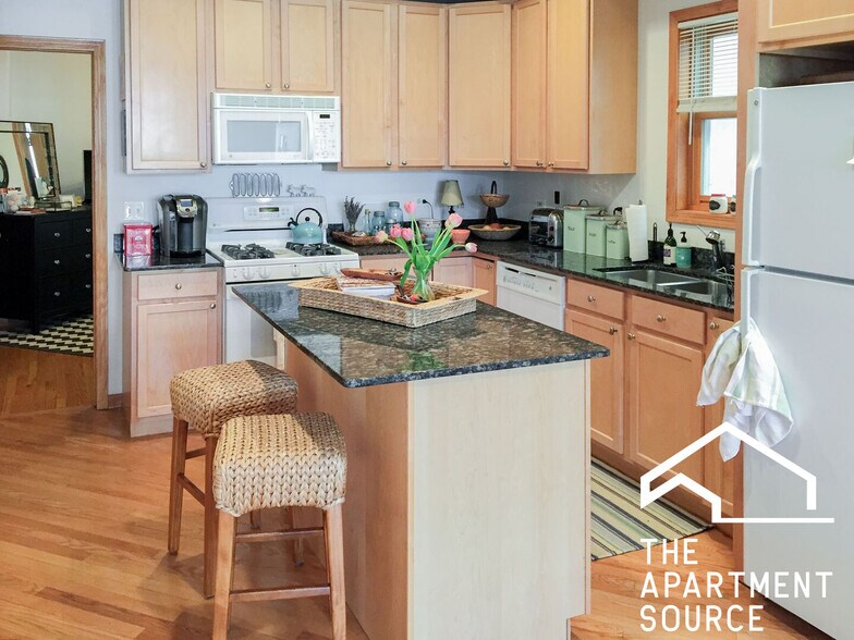 Building Photo - 1319 W Belmont Ave