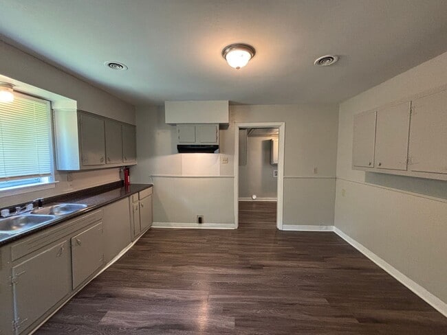 Building Photo - 2160 St Elmo Ave