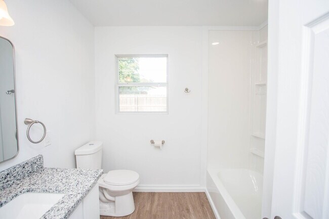 Building Photo - 6004 Vernon Ave