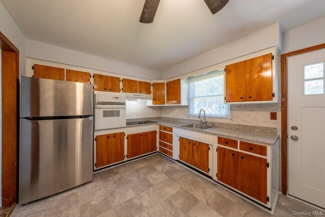 Building Photo - 831 Sycamore Ave