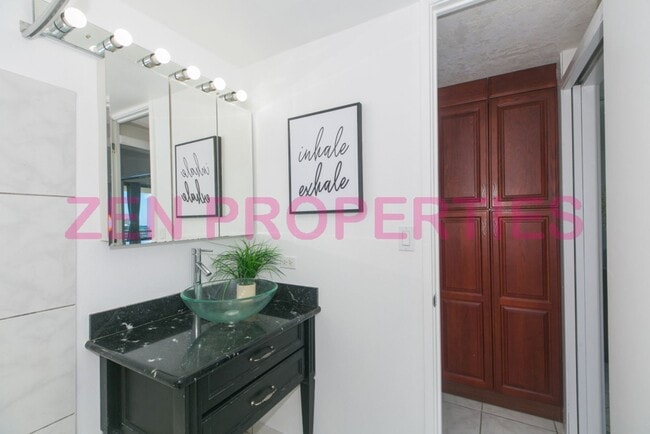 Building Photo - furnished 1 bedroom, 1 bath unit at Island Colony for rent.