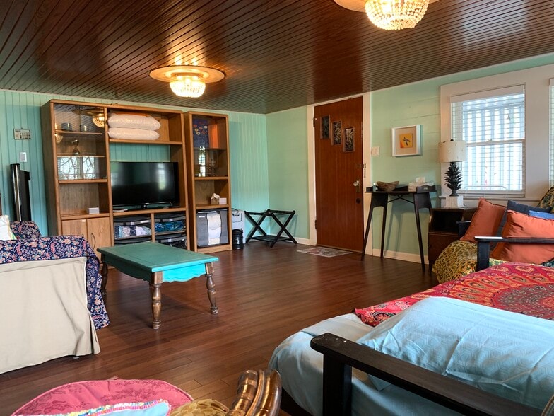 Galveston Beach Bungalow for Rent. Fully Furnished. ALL BILLS INCLUDED IN RENT. Duplex. Living area. - 4408 Avenue S 1/2