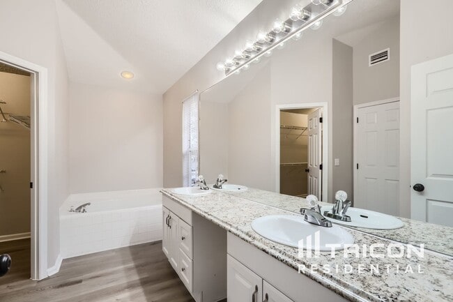 Building Photo - 832 Garden Glen Loop