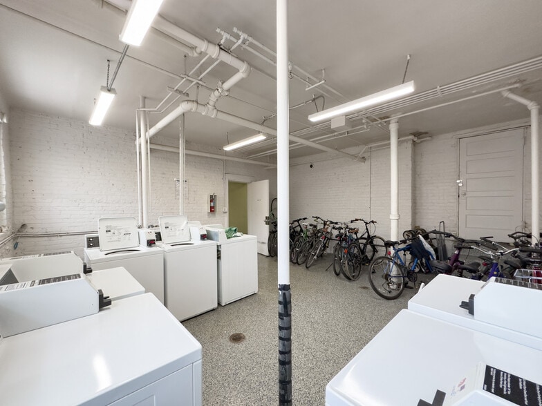 Building Photo - 2536 N Sawyer Ave