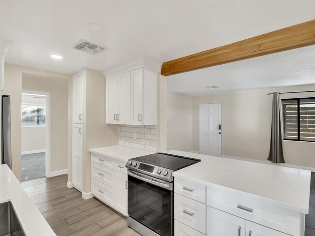 Building Photo - 544 W 17th Pl