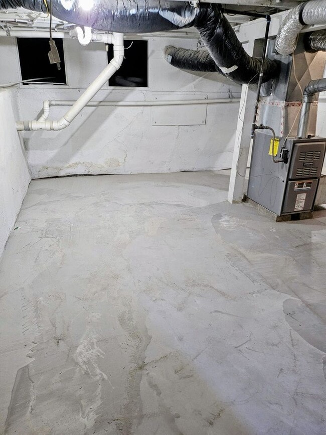 Building Photo - ALL PROSPECTIVE TENANTS MUST SUBMIT A $58 ...