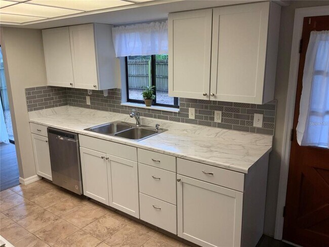 Building Photo - 2067 Red Cedar Ln