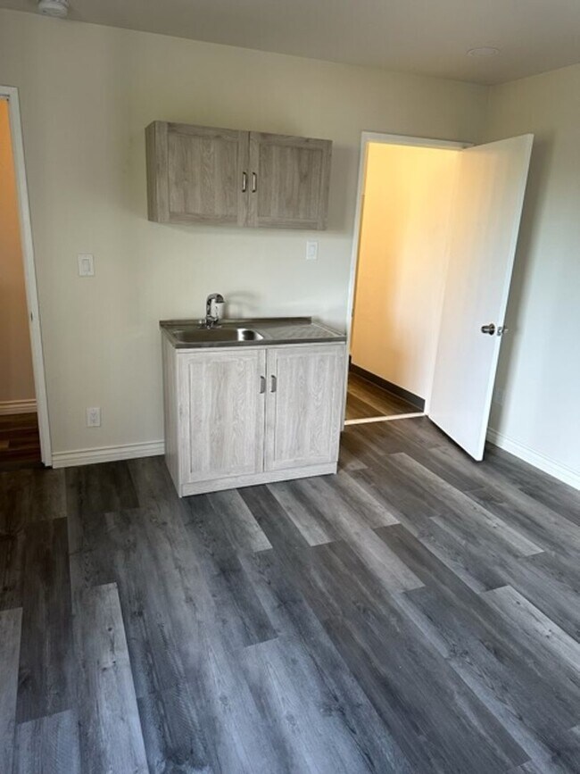 Building Photo - KLUMP6003 - 6003 Klump Avenue/11231 Oxnard...