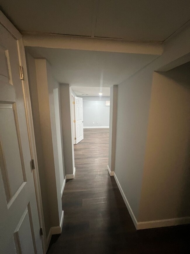 Building Photo - Amazing 6 Bedroom 2 Bathroom home with dual driveways