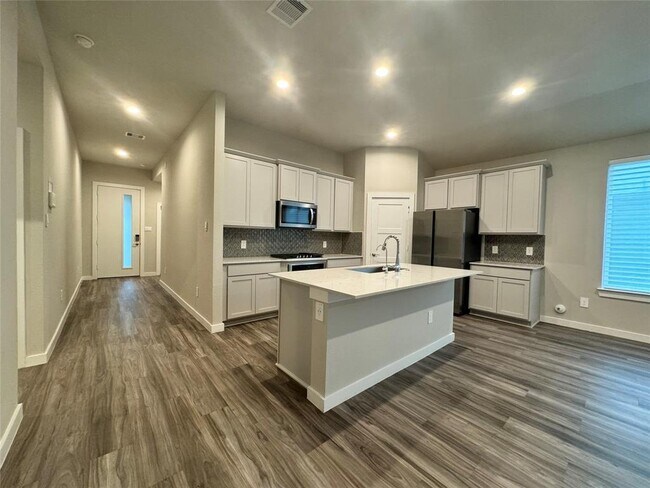Building Photo - 14273 Lake Lodge Dr