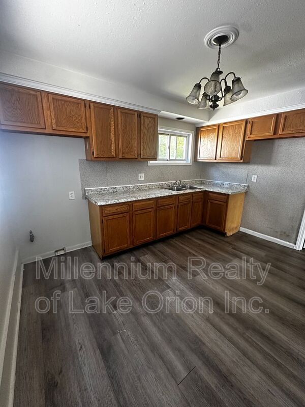 Building Photo - 11263 Edgemont Ave