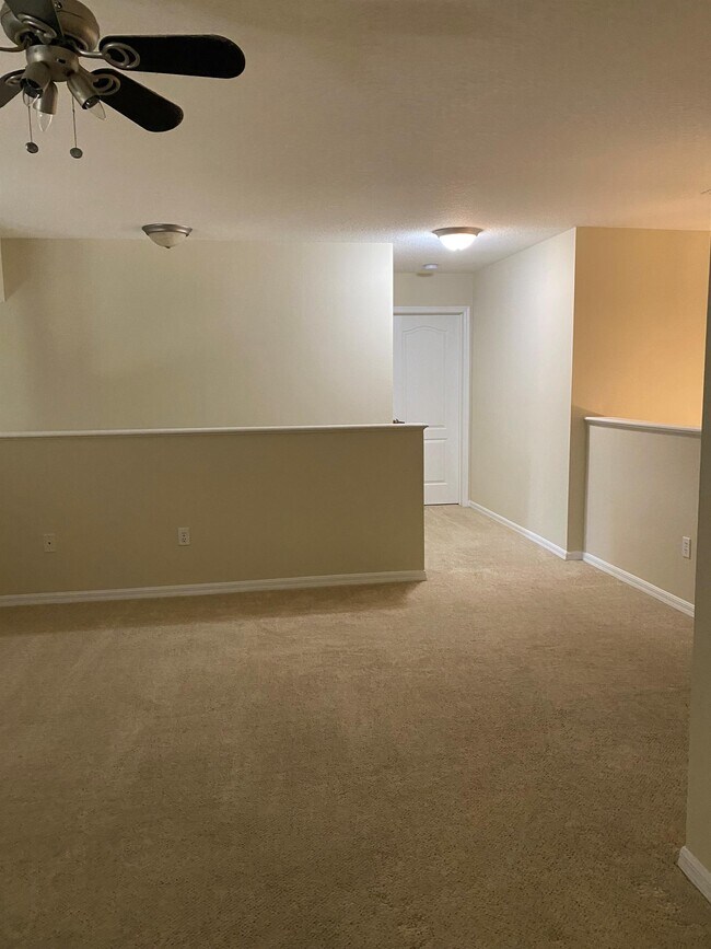 Building Photo - 990 N Lake Claire Cir