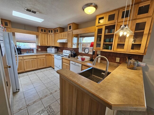 Building Photo - Unique location, breathtaking views, wonde...