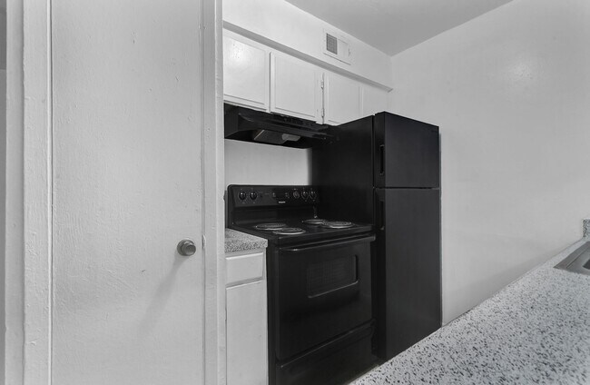 Building Photo - Make this charming studio your new home!
