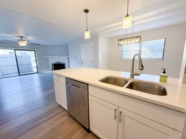 Building Photo - Killarney Bay Condo - 150-5 - Killarney Bay Condo - 150-5
