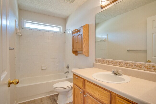 Building Photo - Move-In Ready Lakefront Home in Gulf Breeze