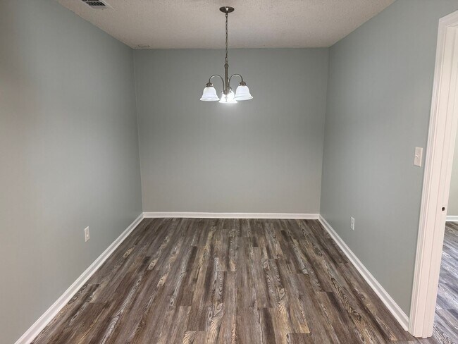 Building Photo - Cute 2 Bedroom Home in The Vineyard!