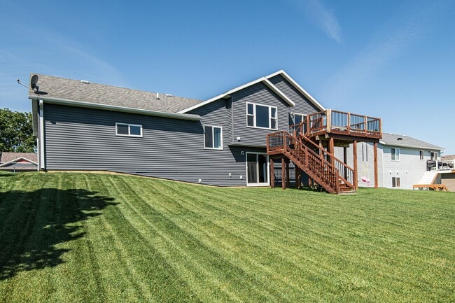 Building Photo - Gorgeous, spacious home on beautiful count...