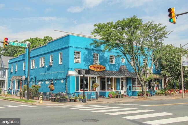 Building Photo - 425 Laverne Ave