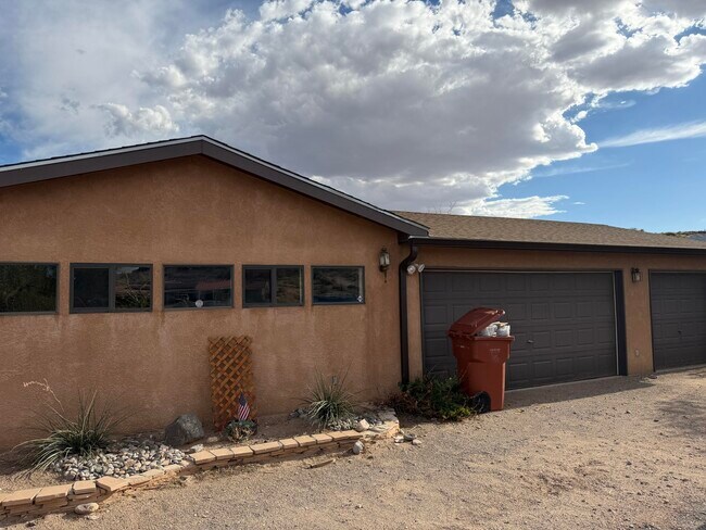 Building Photo - 675 Camino Arco Iris