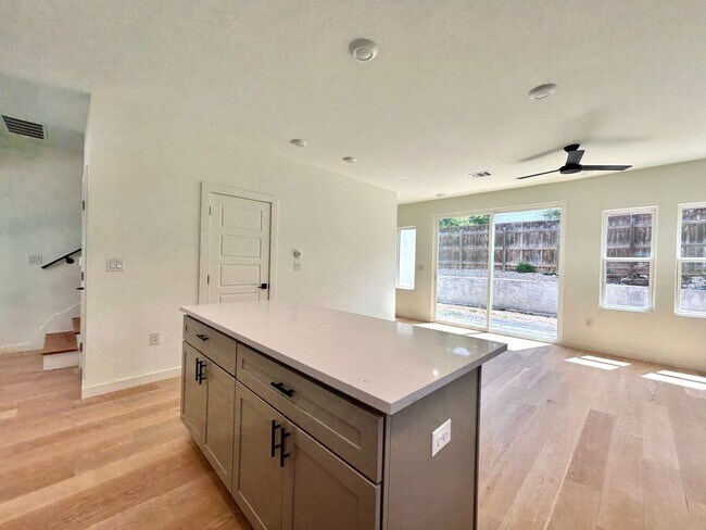 Building Photo - 1403 Cometa St