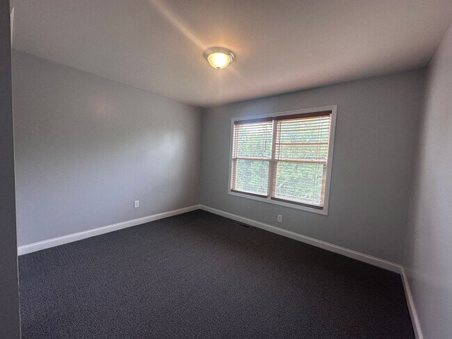 Building Photo - Bannon Crossings 3 bed, 2.5 half bath house with basement