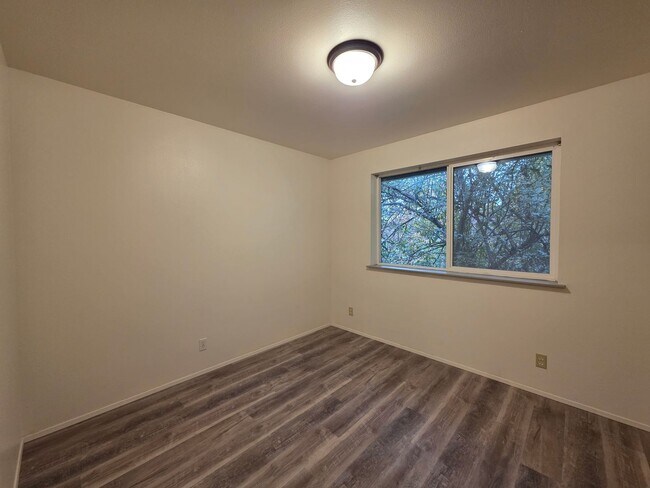 Building Photo - 00136/00137