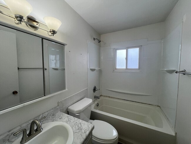 Building Photo - 1403/1405 Daley Avenue