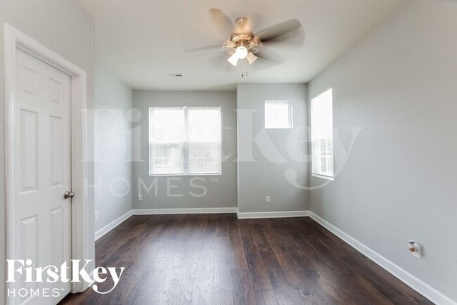 Building Photo - 713 Walnut Crossing Dr